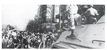 Irango iraultza islamikoaren hasiera: Teherango unibertsitateko ikasleak gudarostearen tanke blindatuei aurre egiten.<br><br>